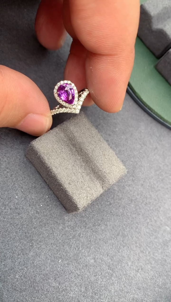 【闪购商品】彩色蓝宝石戒指18K金镶嵌1ct紫蓝宝戒指