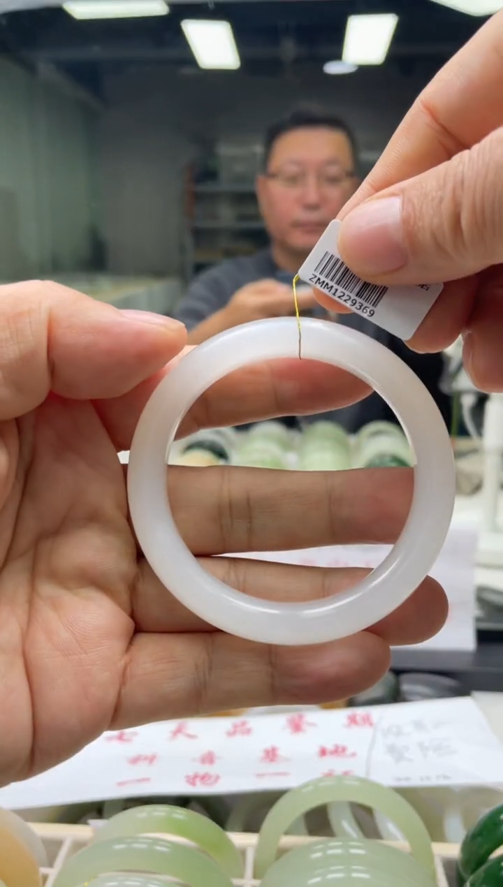 【闪购商品】和田玉手镯未镶嵌编码9369 圈口56-57