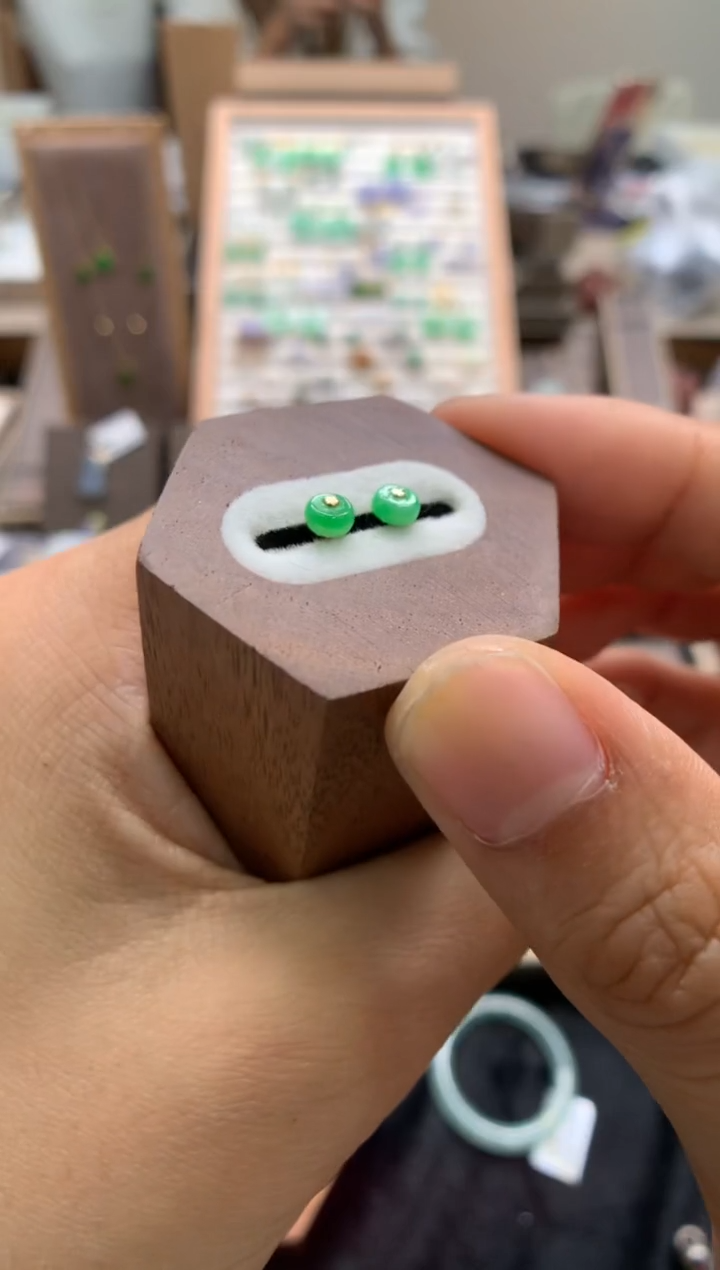 18K金镶嵌翡翠耳饰耳钉