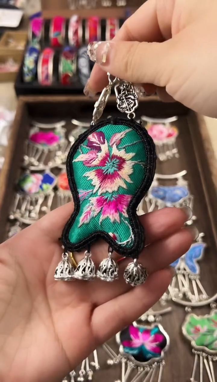 【闪购商品】织绣民族风老绣饰品128