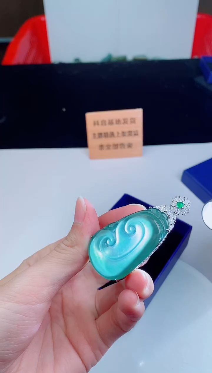 颈饰未镶嵌翡翠        