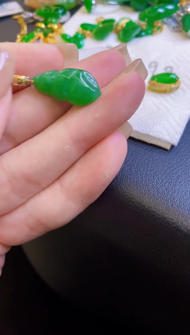 【闪购商品】定制翡翠18K金镶嵌吊坠