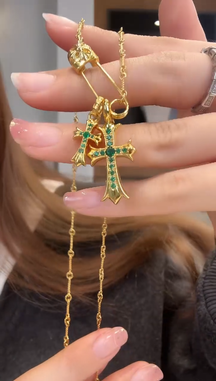 18K金镶嵌合成（培育）祖母绿颈饰十字架项链