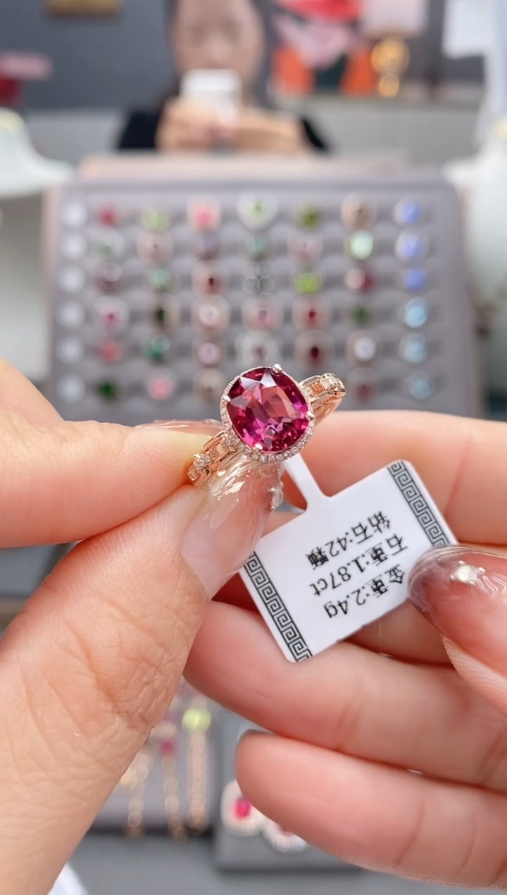 18K金镶嵌戒指碧玺1.87