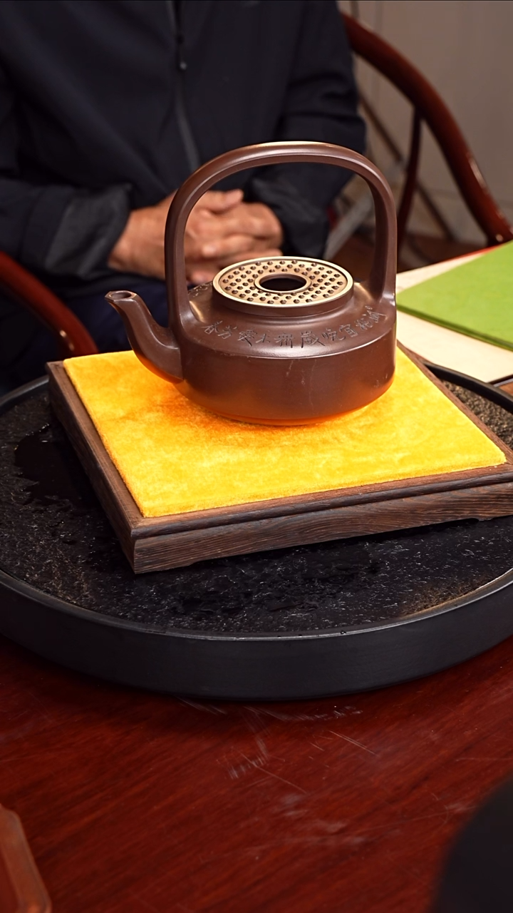 茶壶紫砂顾海荣 玉璧提梁86 紫泥 720毫升  配邮票