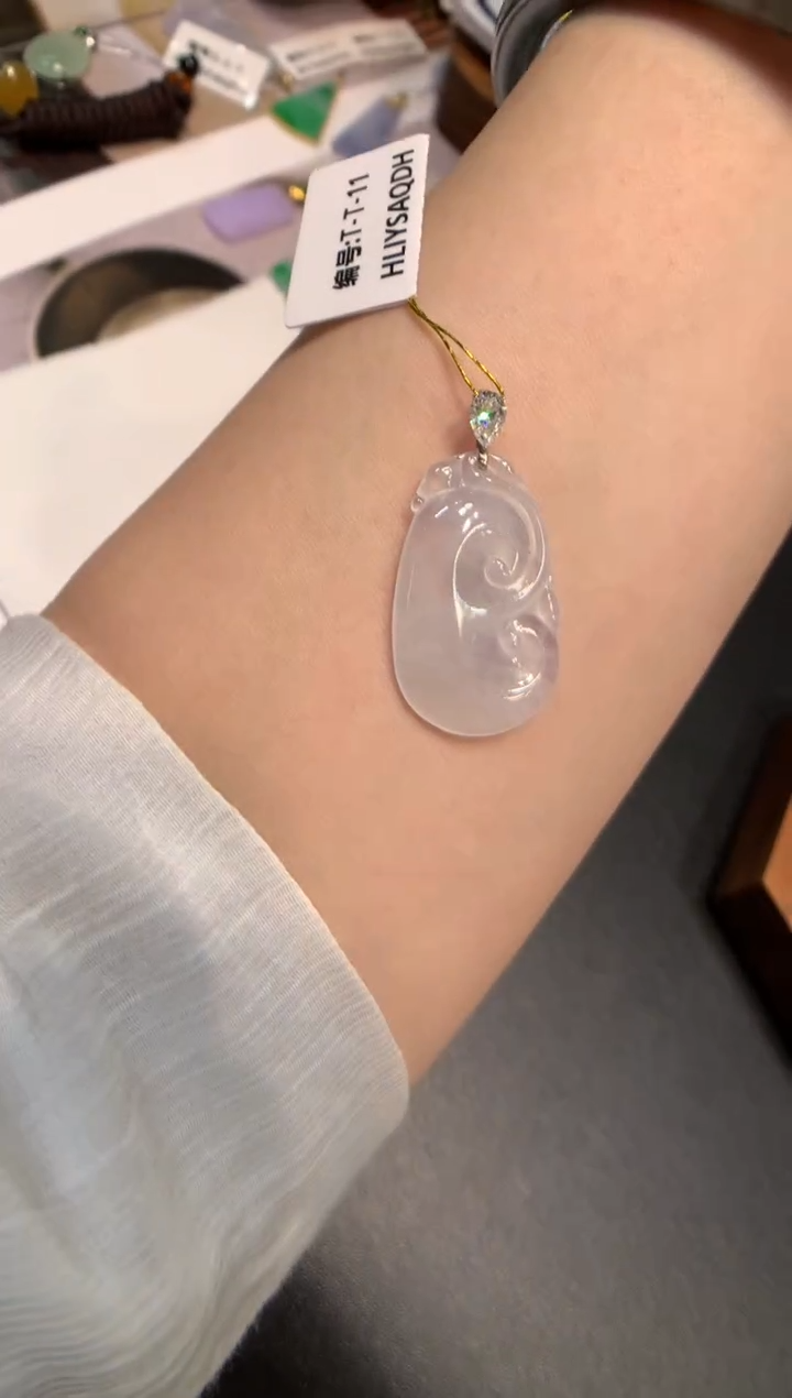 颈饰18K金镶嵌翡翠如意