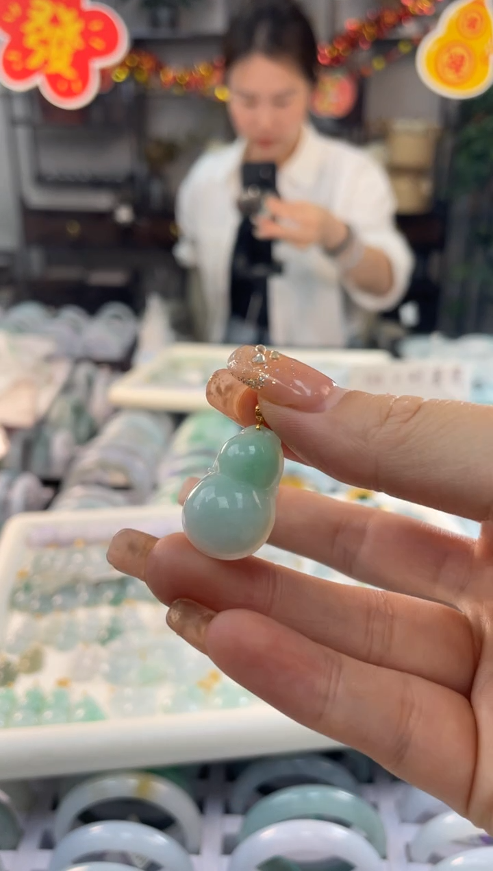 【闪购商品】翡翠吊坠(赠链)18K金镶嵌多样性发货 发一件