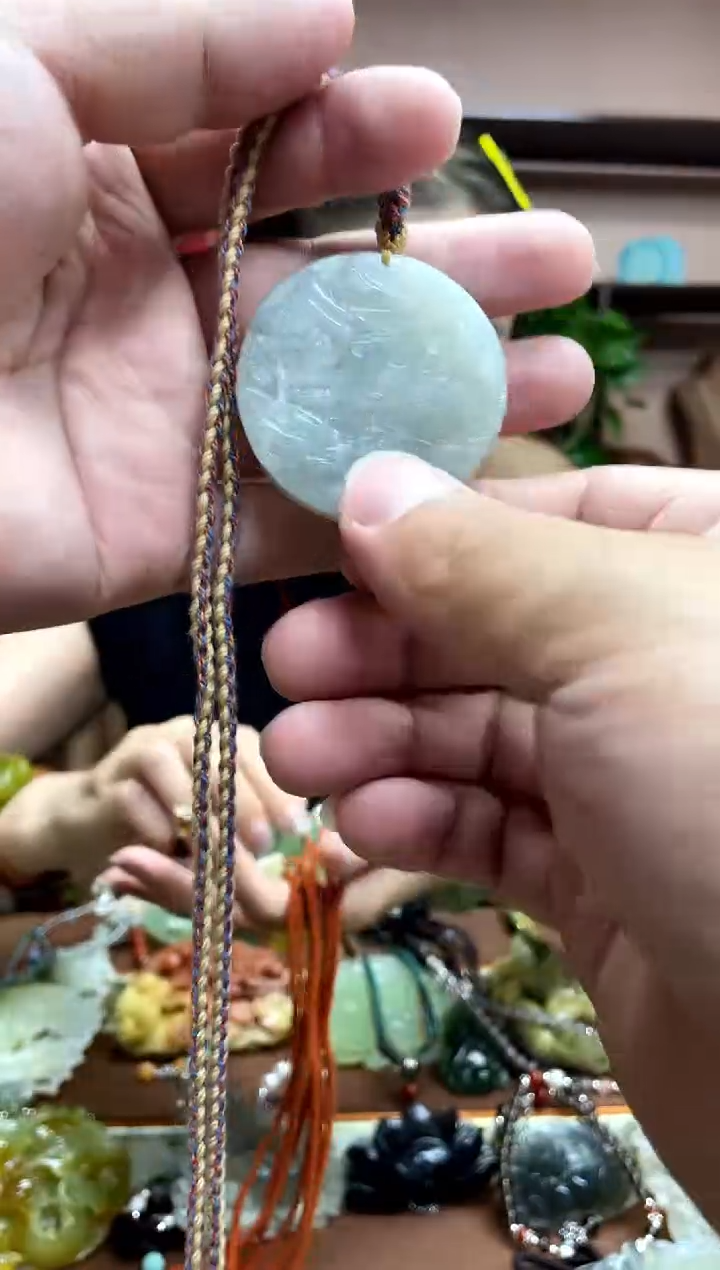未镶嵌岫玉颈饰·