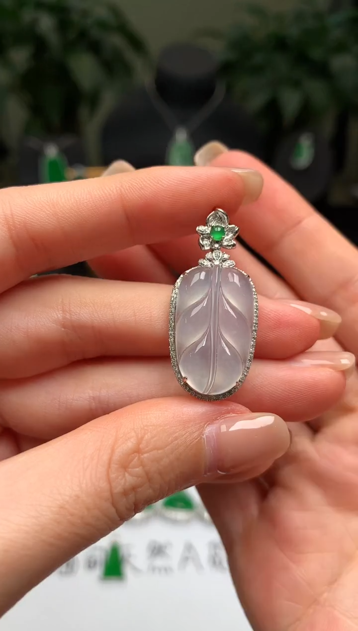 颈饰18K金镶嵌翡翠叶子