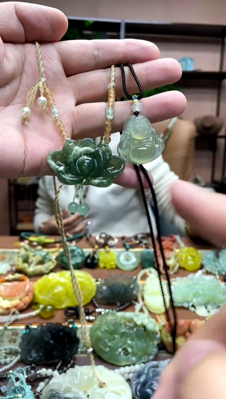 未镶嵌岫玉颈饰·