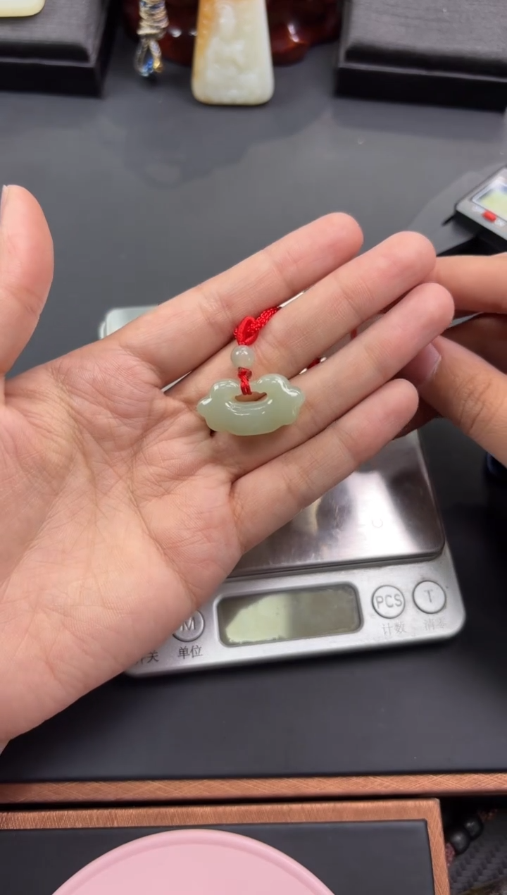 【闪购商品】和田玉吊坠(赠链)未镶嵌且末微色差近矿吊坠