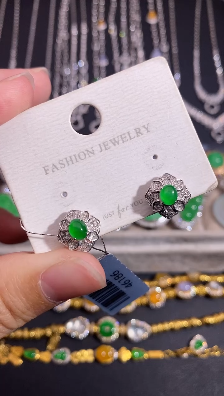 颈饰18K金镶嵌翡翠耳饰