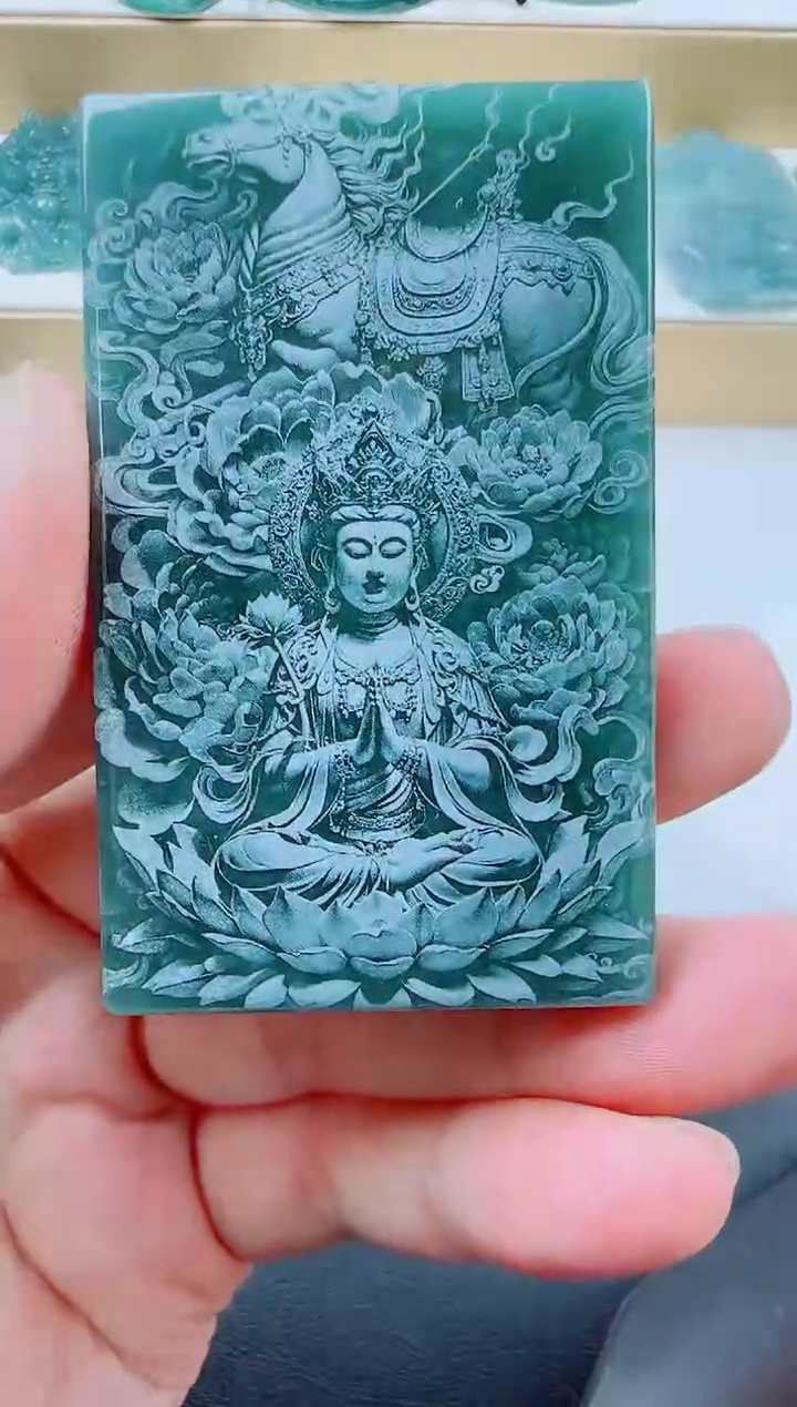 翡翠未镶嵌颈饰马本命佛