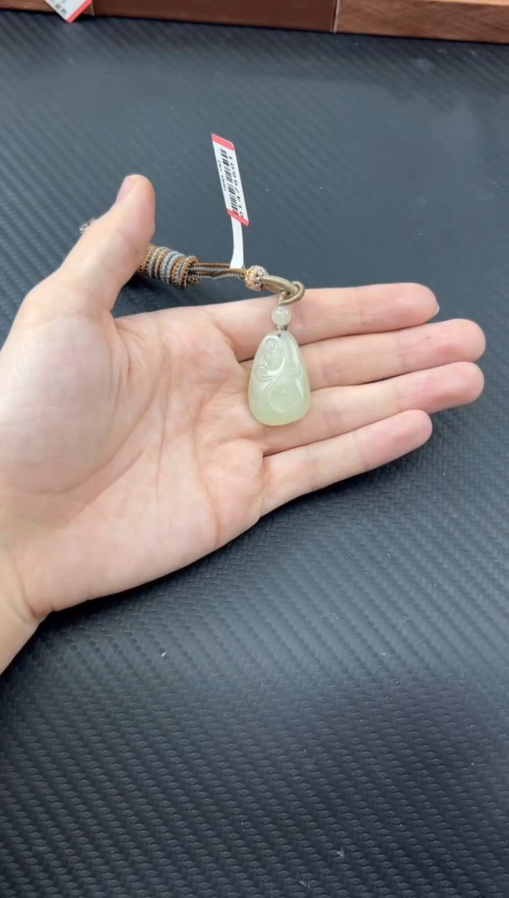 【闪购商品】和田玉吊坠(赠链)未镶嵌且末微色差迪克兰吊坠