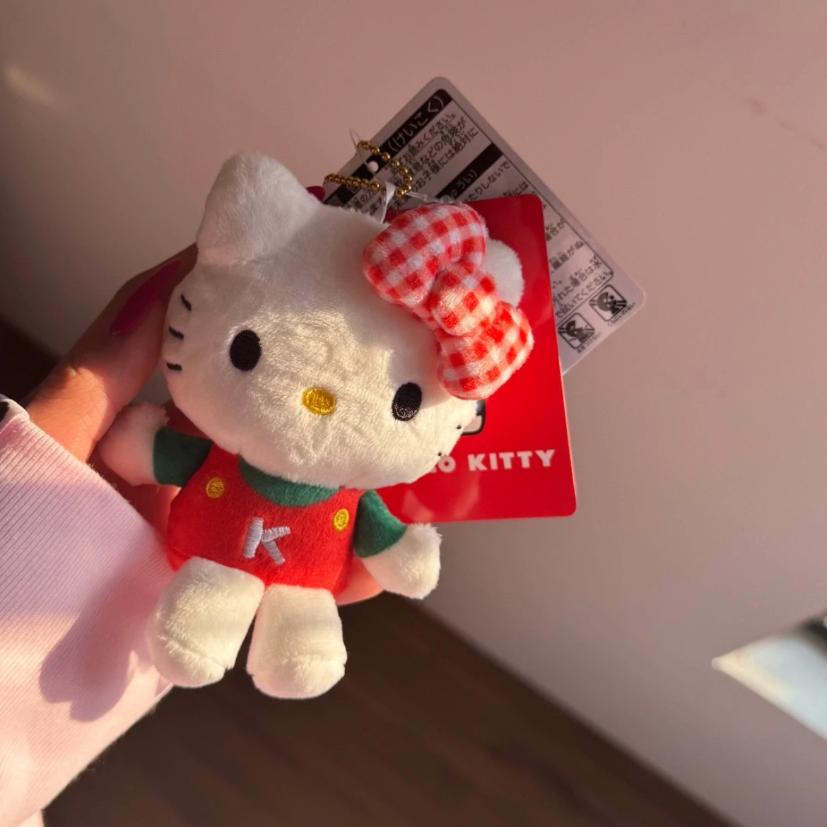 【神户限定】Hello Kitty 50周年 红绿背带裤Kitty钥匙扣玩偶