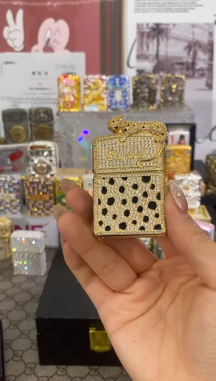 镜面ZIPPO满钻金钱豹一只