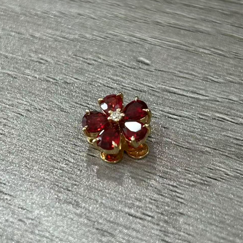 18k金天然红宝石-小红花经典一克拉吊坠