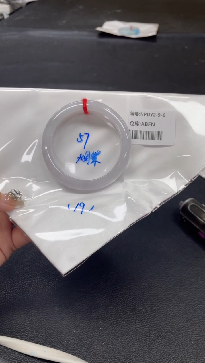 翡翠手镯未镶嵌翡翠手镯
