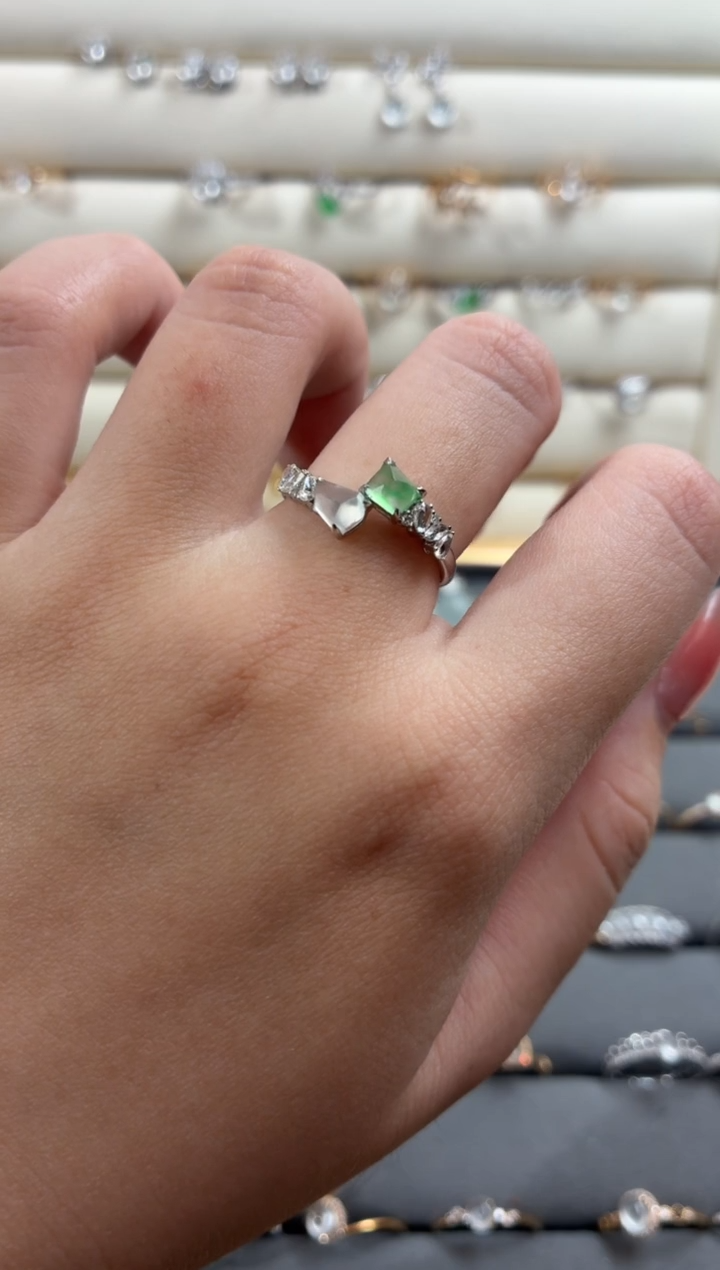 翡翠戒指18K金镶嵌茉**茶戒指