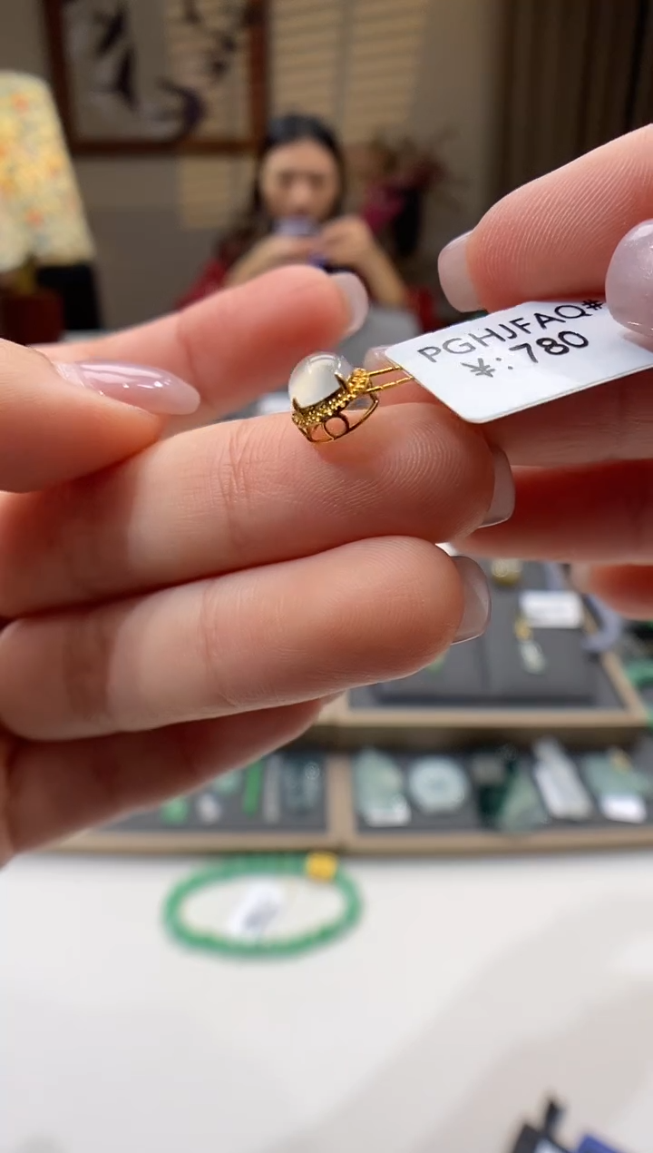 【闪购商品】翡翠颈饰18K金镶嵌蛋面