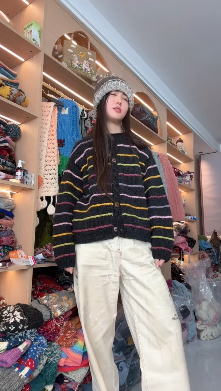 羊毛深色条纹毛衣