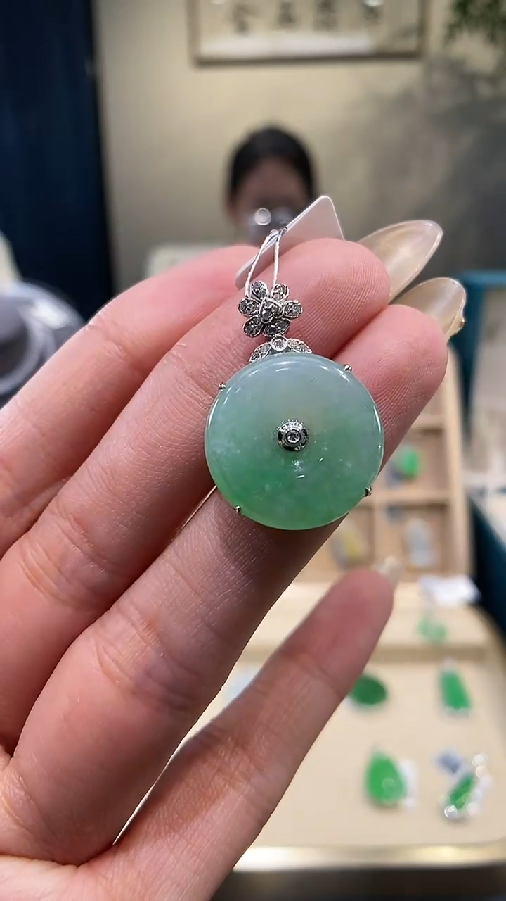 【闪购商品】翡翠吊坠(不含链)18K金镶嵌平安扣