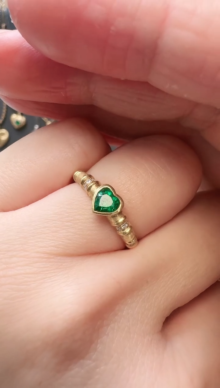 【闪购商品】祖母绿戒指18K金镶嵌18K金祖母绿爱心戒指