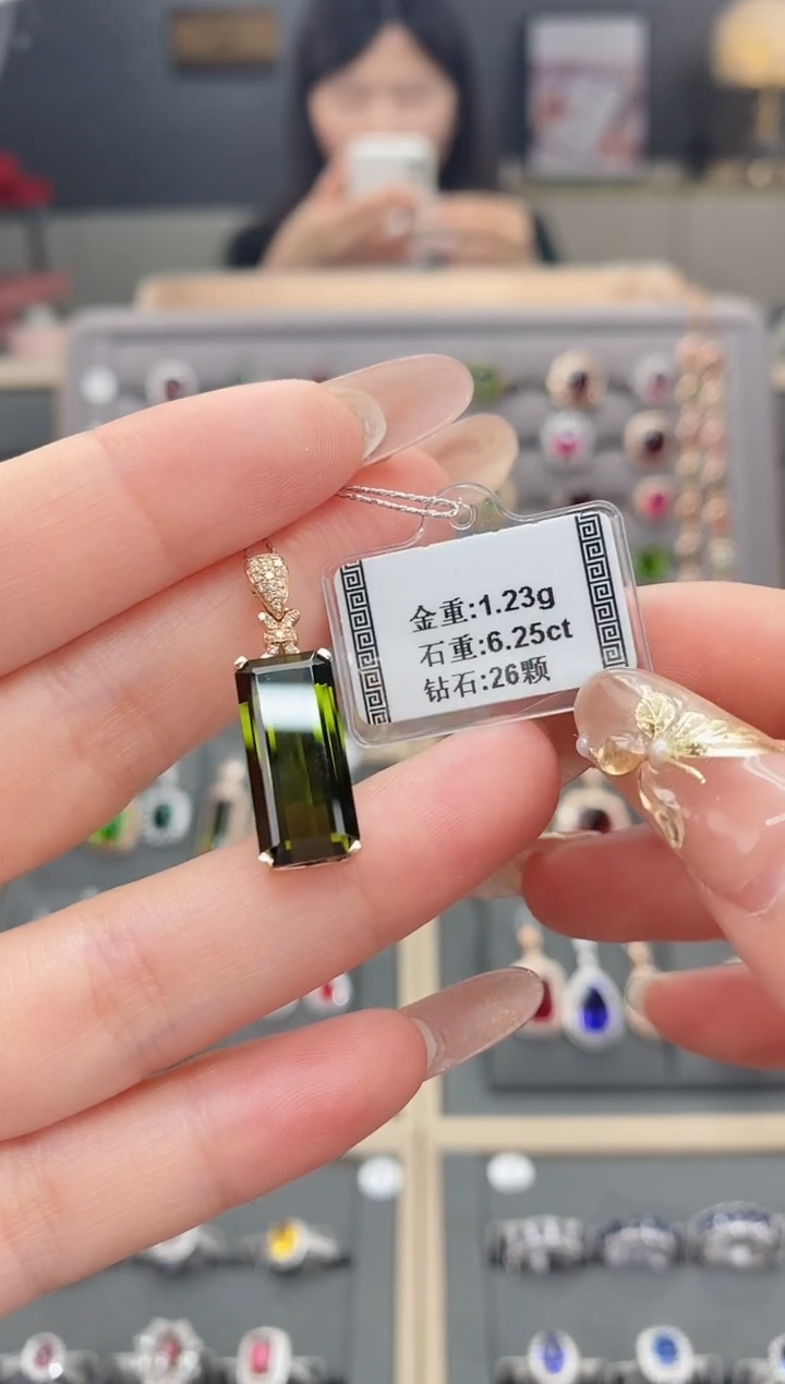 【闪购商品】碧玺颈饰18K金镶嵌6.25   