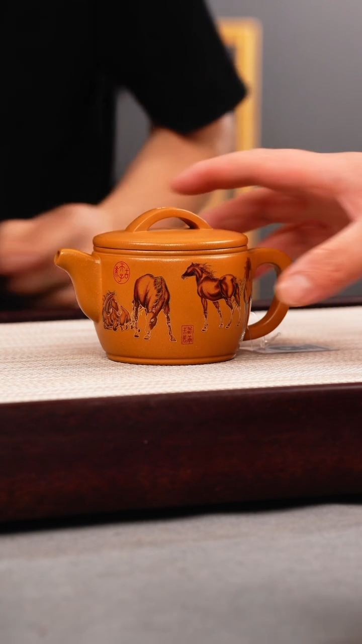 茶壶紫砂鸡油黄 汉瓦 八骏珐琅彩