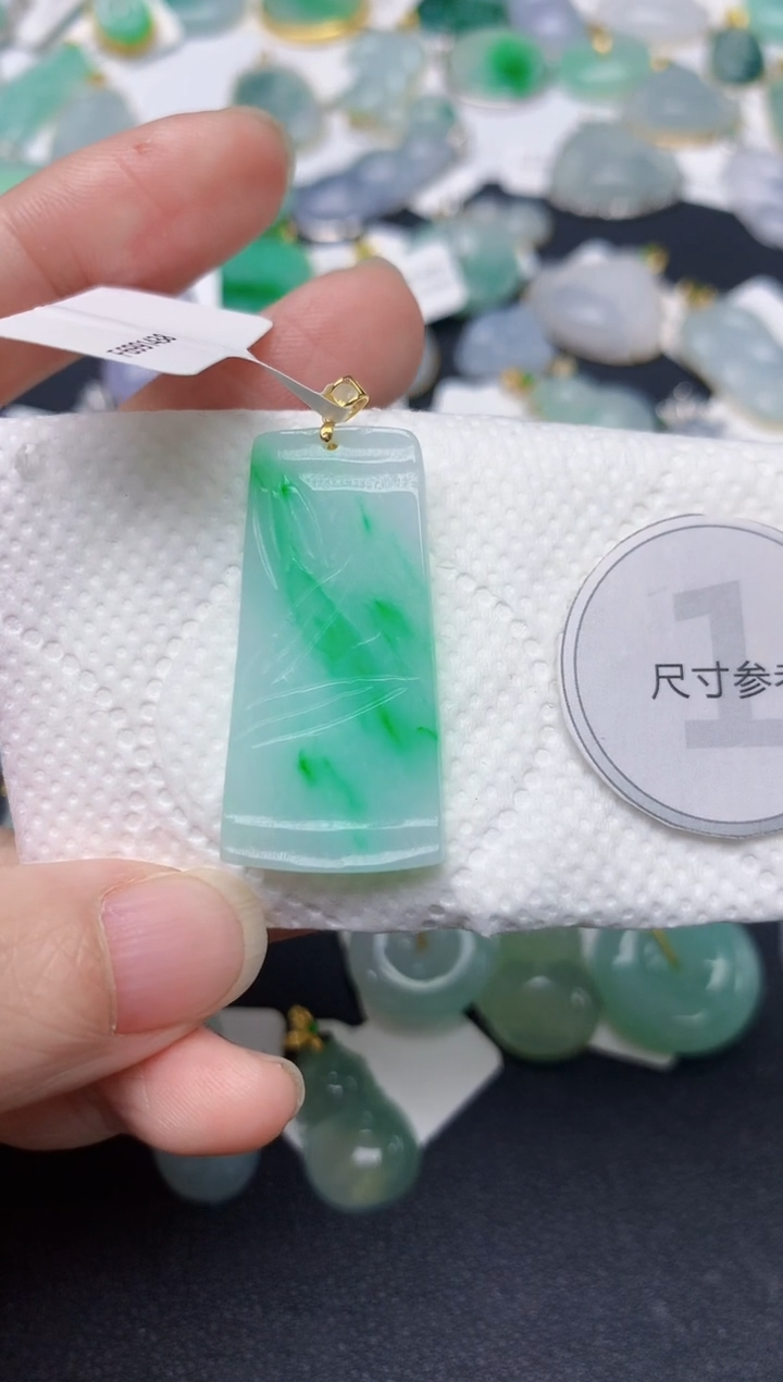 颈饰18K金镶嵌翡翠天然缅甸A货翡翠