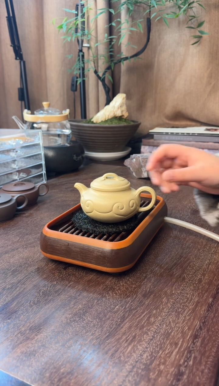 茶壶紫砂仿古如意-超精工半手-至纯本绿-容量：230CC微