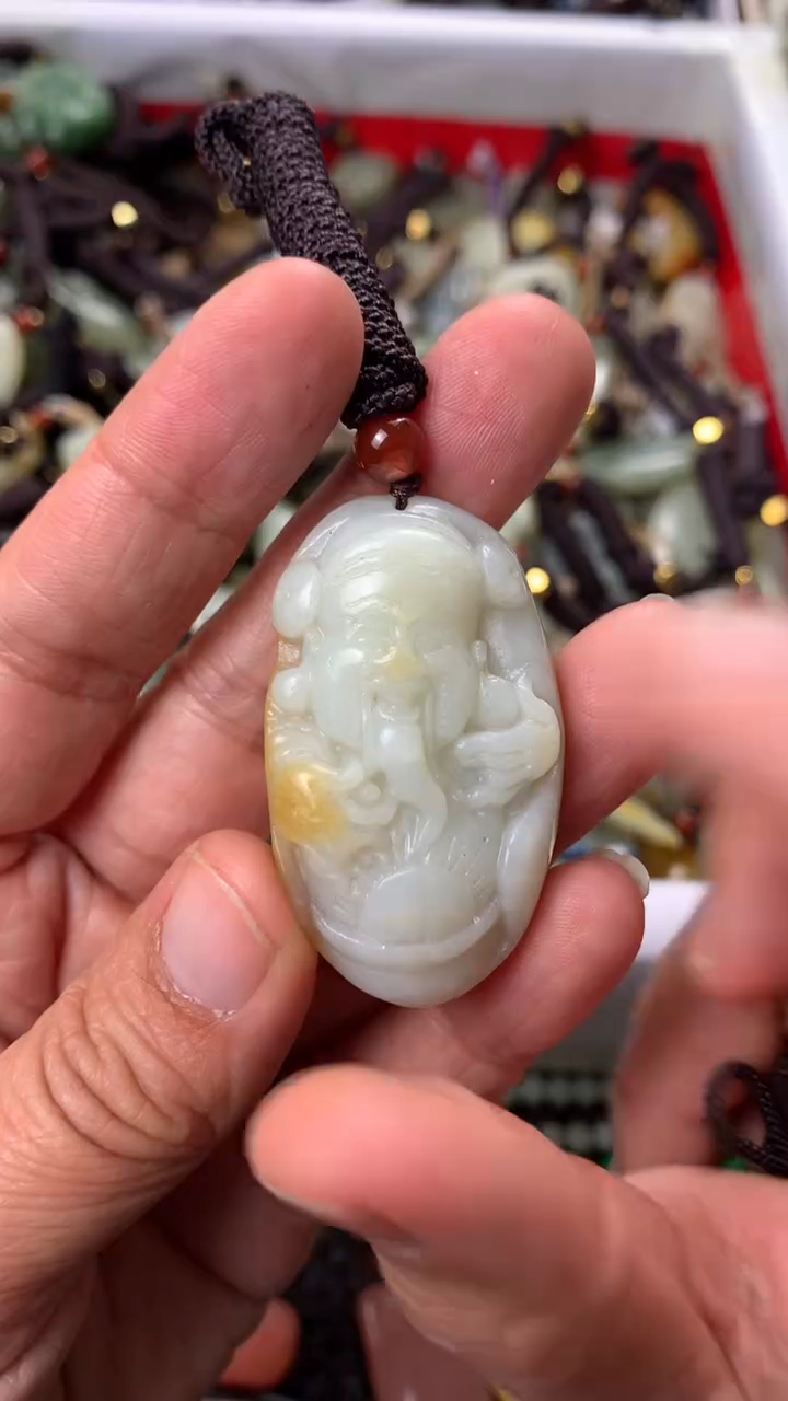 【闪购商品】和田玉颈饰未镶嵌多样性发货没有证书.拍一发一，有瑕