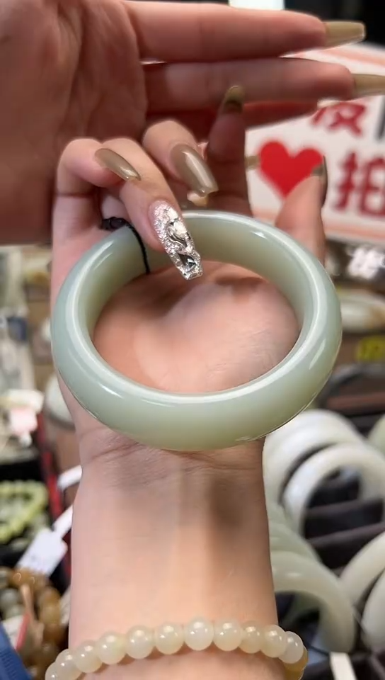 【闪购商品】和田玉手镯未镶嵌且末料高青白手镯55+