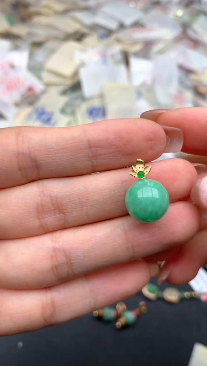 18K金镶嵌挂件翡翠一