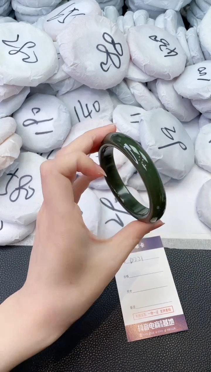 和田玉未镶嵌手镯D221