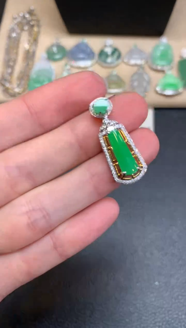 【闪购商品】翡翠颈饰18K金镶嵌无事牌【无服务费】