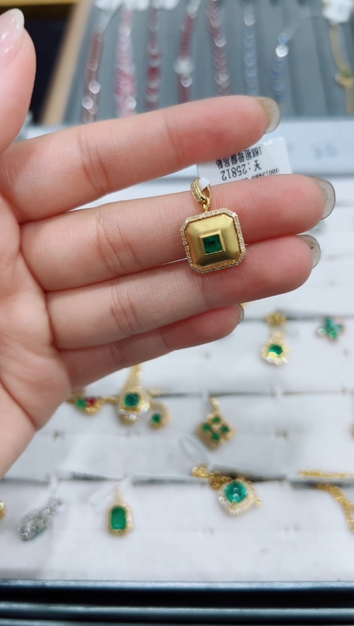 【闪购商品】祖母绿吊坠18K金镶嵌.