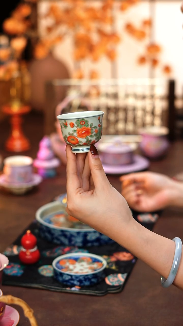 陶栖堂青花红绿彩铃铛杯