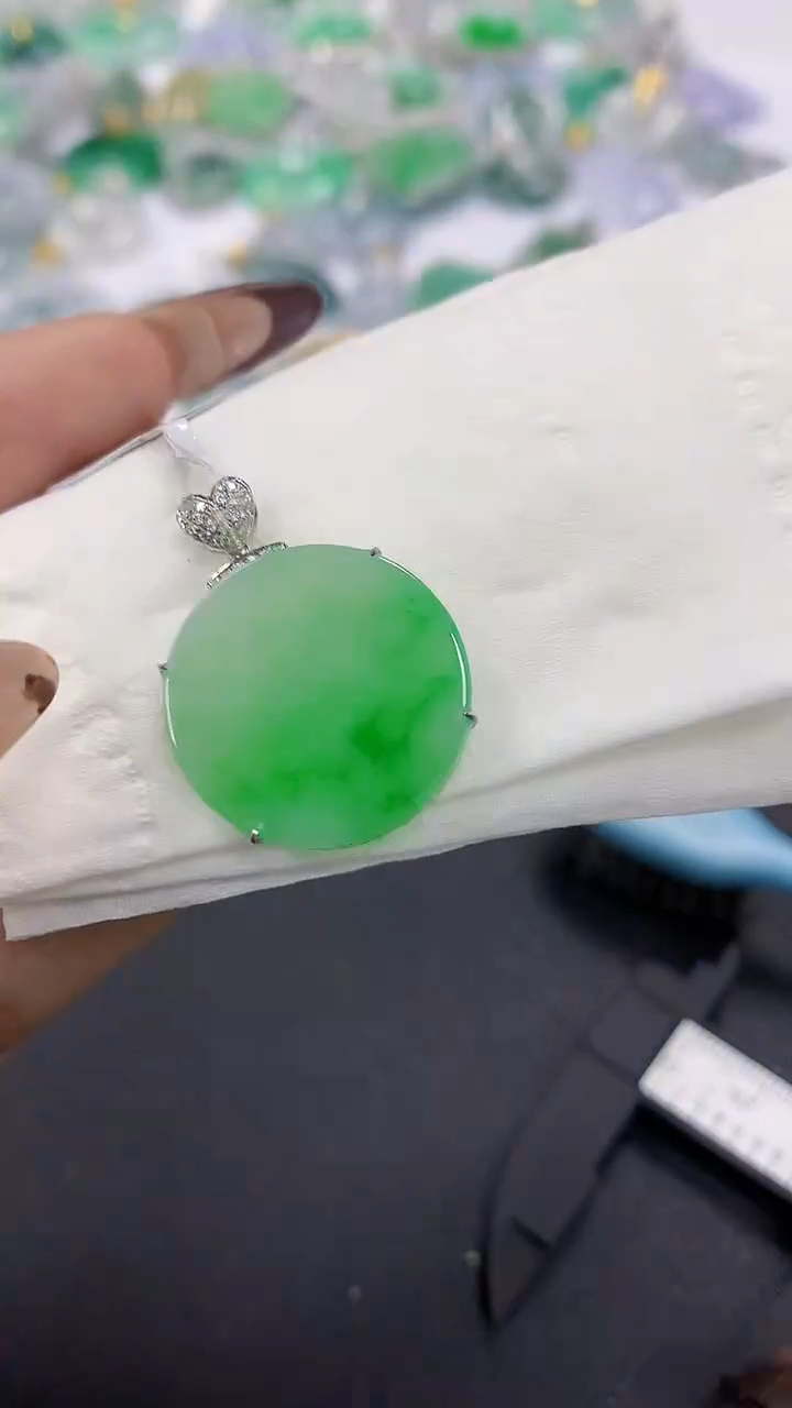 颈饰18K金镶嵌翡翠a货假一赔三支持复检百元上9元证书费自理