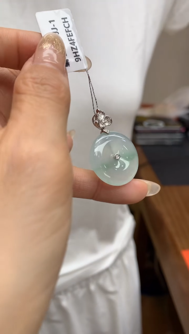 【闪购商品】翡翠颈饰18K金镶嵌平安扣
