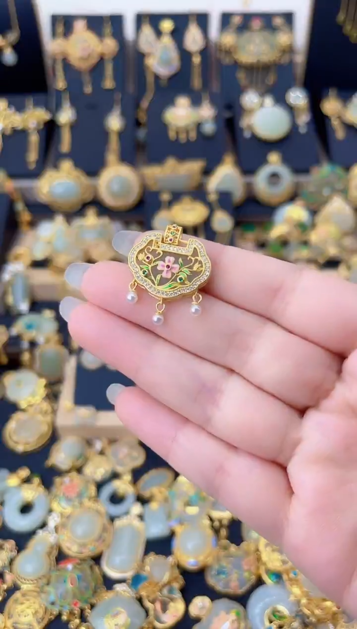 颈饰银S925镀金镶嵌和田玉梅花如意流苏吊坠