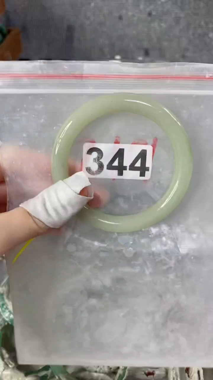 【闪购商品】石英质玉手镯未镶嵌111+344