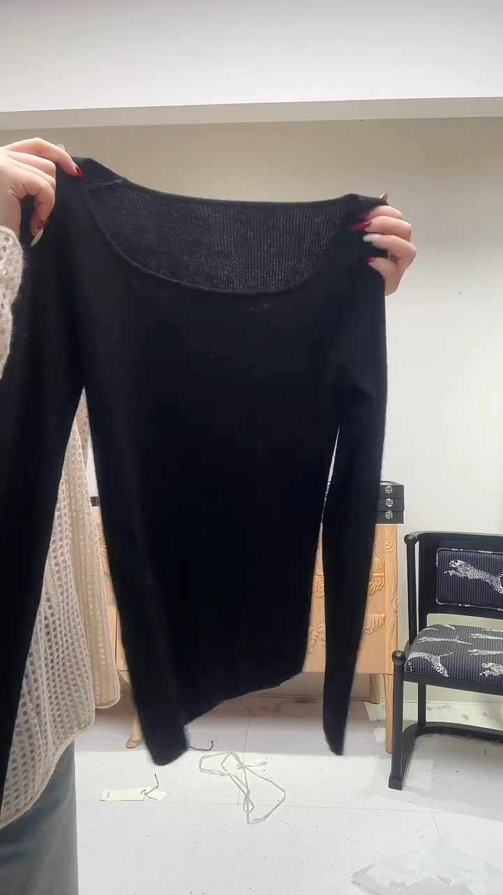 黑色u领经典上衣