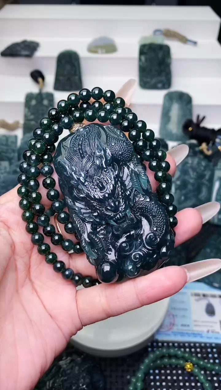 颈饰未镶嵌翡翠 