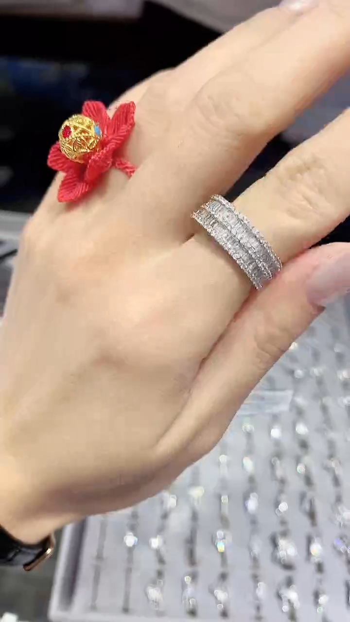 【闪购商品】钻石戒指18K金镶嵌钻石戒指