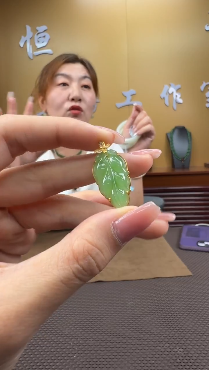 颈饰18K金镶嵌和田玉挂件
