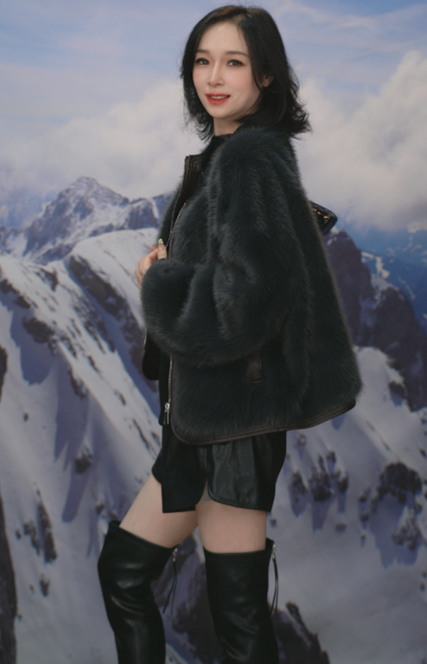 2025新款女冬装超时尚外套拉链拼皮气质轻奢皮毛毛一体保暖短款