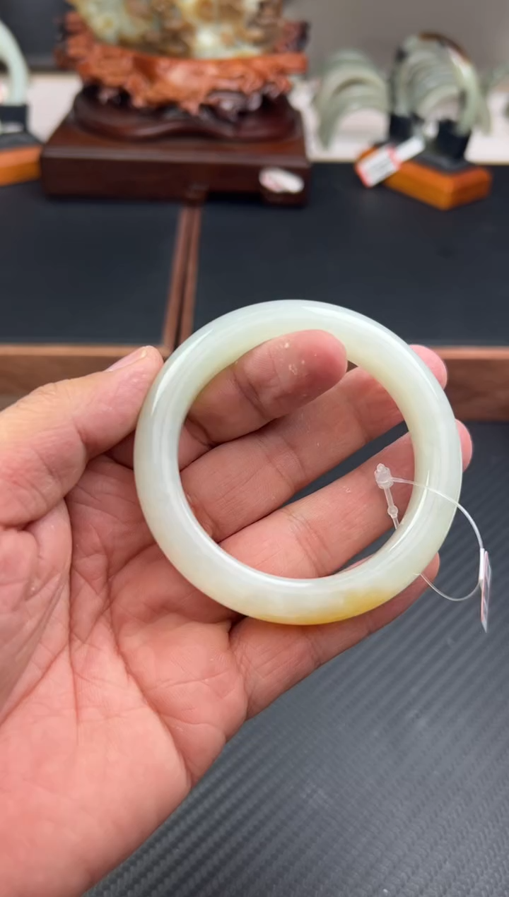 和田玉未镶嵌手镯且末金山微色差M53+