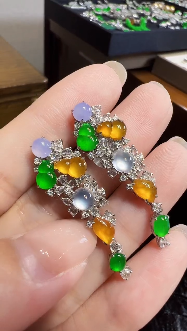 18K金镶嵌翡翠耳饰蛋面