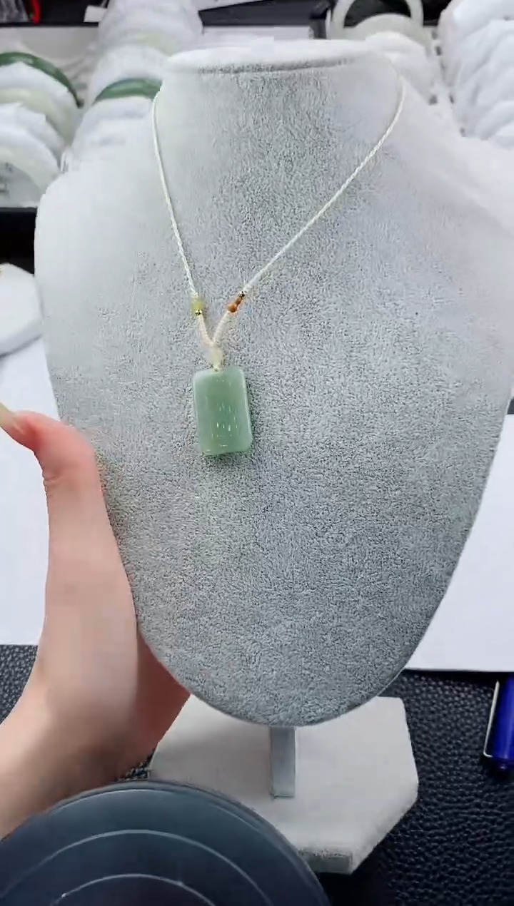 和田玉未镶嵌吊坠(赠链)555碎玉微色差T无事牌
